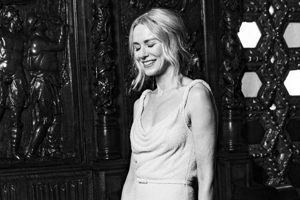 Naomi Watts y su vestido de novia firmado por Dior: una oda a la sencillez