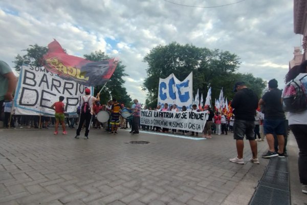 Contra la Ley Bases: movimientos sociales protesta en Casa de Gobierno y luego se van al Puente Manuel Belgrano