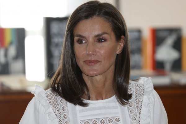 Las zapatillas que la reina Letizia ha agotado en todas las tallas son de esta marca española