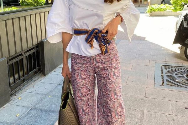 Las mujeres más elegantes están cambiando sus vaqueros por estos pantalones de verano estampados