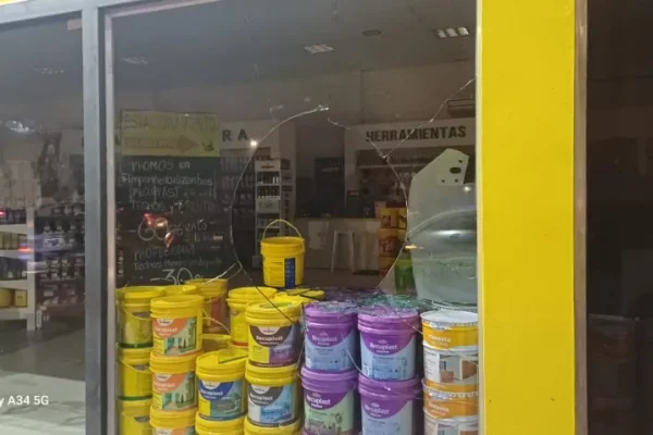 Corrientes: generaron destrozos y robaron varias latas de pintura