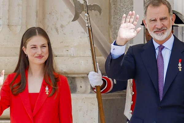 La princesa Leonor sorprende con un traje rojo y la infanta Sofía rescata del armario su look más elogiado