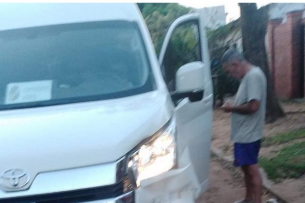 Corrientes: chocó con su furgón una camioneta estacionada