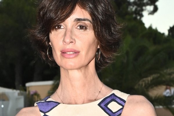 Paz Vega tiene el vestido estampado que será tendencia este verano y podrías llevar a cualquier cita