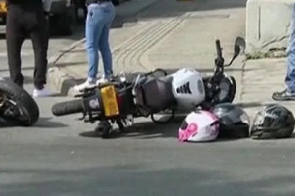 CORRIENTES GRAVÍSIMO! La Policía atropella y balea a jóvenes en su moto