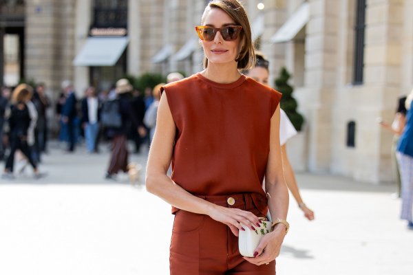 Looks de invitada con pantalón para ir a una boda impecable sin recurrir al típico vestido