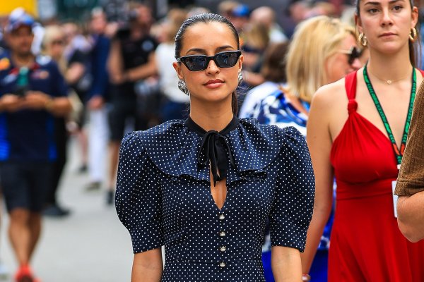 Anoche llegó a Zara el vestido de manga abullonada que te pondrás para todo y durante todo el verano