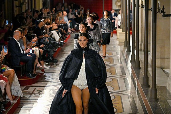 En la Ópera Garnier y diseñada por el Estudio de Creación, así nos ha hecho soñar Chanel con su  desfile de Alta Costura