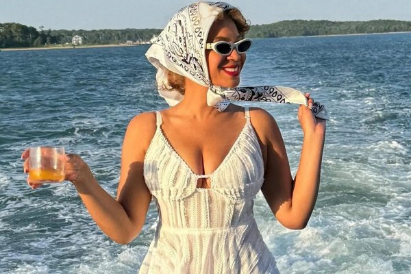 Beyoncé comparte diseñadora con Letizia y lleva el vestido perfecto para unas vacaciones en el mar