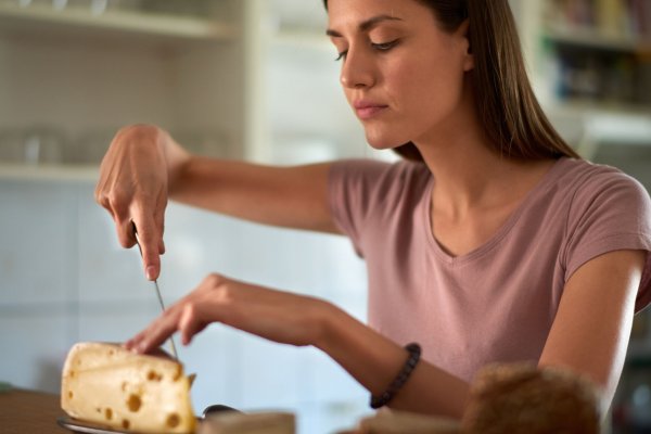 El peligro de las micotoxinas: quitar el moho del queso y comerte el resto es más peligroso de lo que  crees