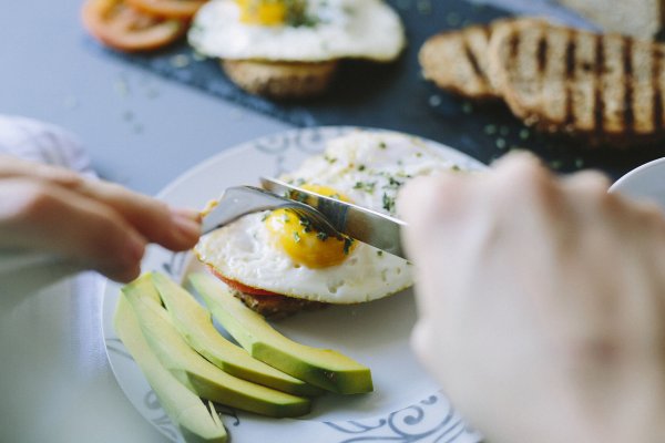 Los increíbles beneficios de desayunar huevos todas las mañanas para sumar proteínas de las buenas