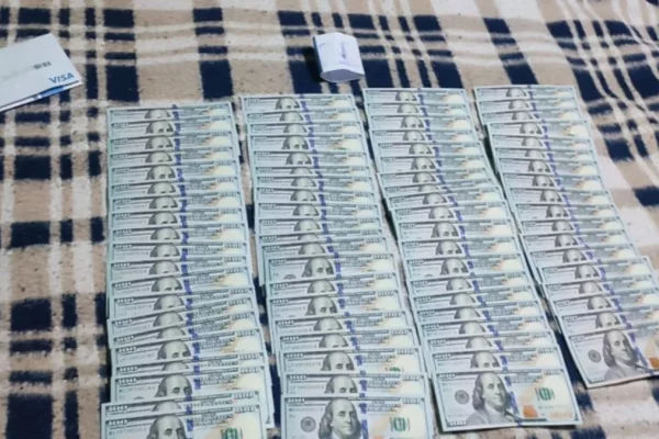 Corrientes: demoraron a un hombre con 18 mil dólares de origen dudoso