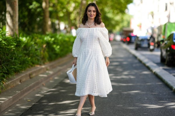 Este vestido con escote bardot de Zara es la prenda del verano según una amiga estilista