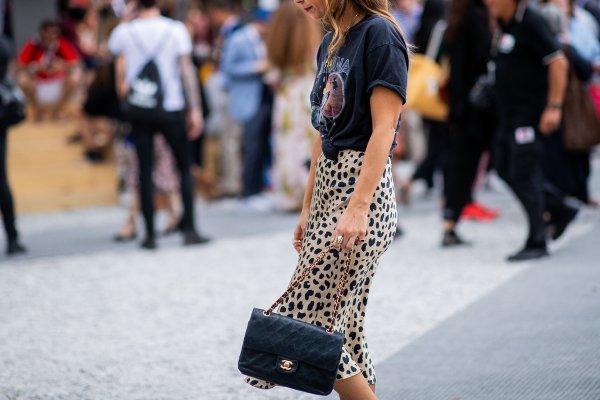 La falda animal print es tendencia y así puedes combinarla como una experta en moda