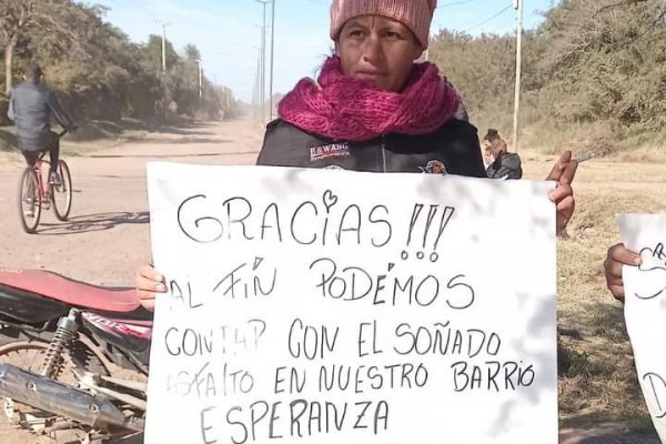 Original forma de protesta en el Barrio Esperanza: vecinos inauguraron un pavimento inexistente