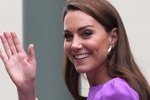Kate Middleton reaparece en Wimbledon resplandeciente con un vestido midi morado