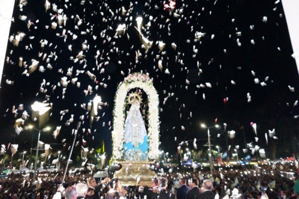 Se realizó el tradicional saludo de miles de peregrinos a la Virgen de Itatí