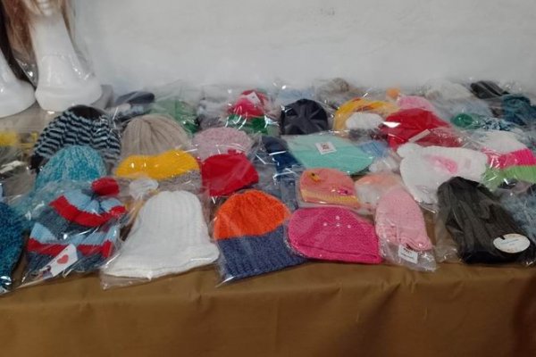Tejedoras correntinas donaron gorros para una comunidad remota de Salta
