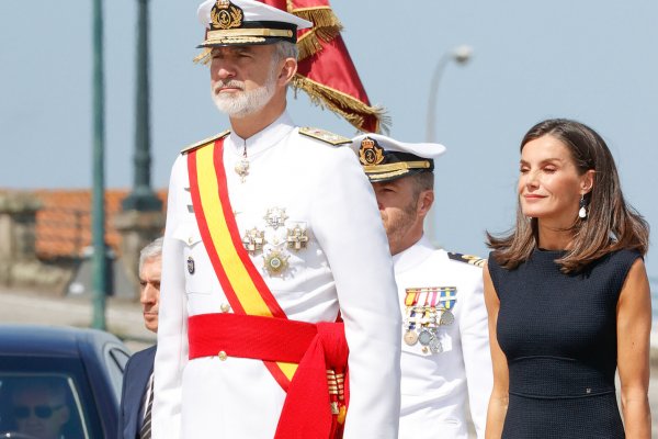 El vestido de punto que la reina Letizia lleva con sandalias de tacón sensato es un sí en verano