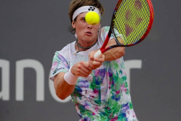 En España, el correntino Midón ganó en dobles y debuta en singles