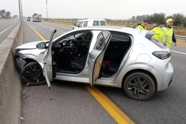 Jugador de fútbol correntino chocó con su auto en la autopista La Plata-Buenos Aires