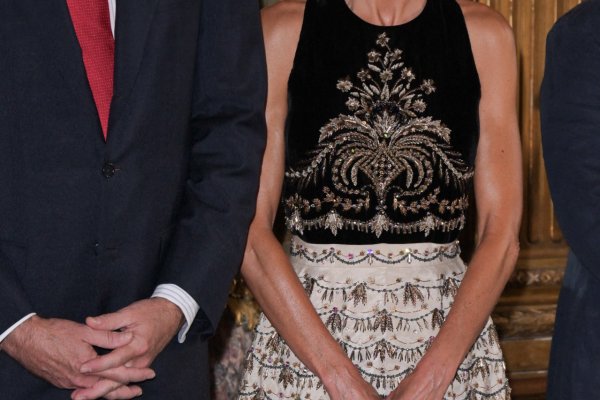 La Reina Letizia deslumbra en París con un impresionante diseño de Dior Alta Costura  que ha dejado sin palabras
