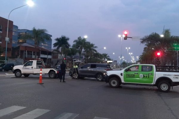 Choque entre un móvil policial y una camioneta en Corrientes