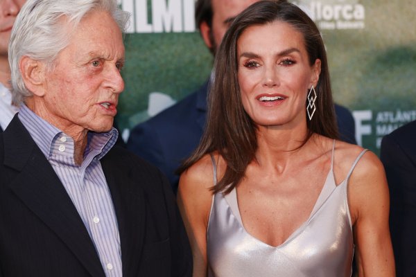 Letizia más espectacular que nunca en Mallorca: vestido de diva y confidencias con Michael Douglas