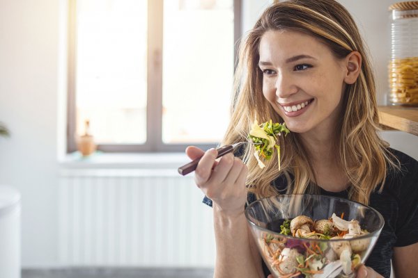 3 comidas saludables que te ayudan a bajar de peso y ganar masa muscular según los nutricionistas