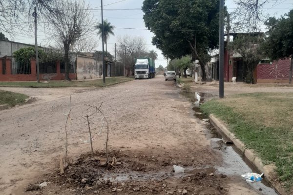 Corrientes: reclamo vecinal por pérdida de agua en una calle