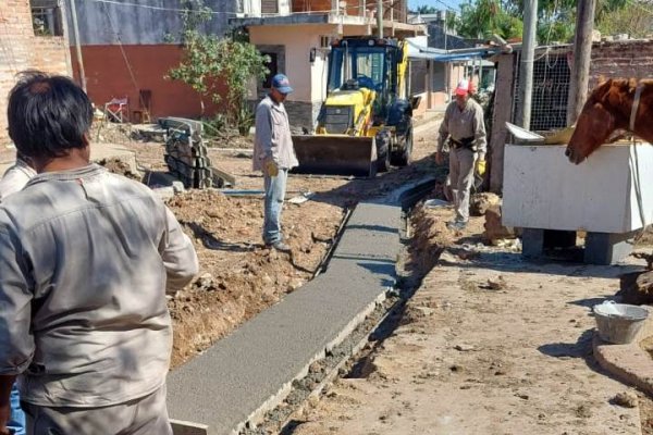 Se llevan adelante obras de pavimentación y cordón cuneta en el barrio Cichero