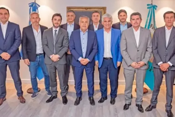 Valdés con los demás gobernadores de JxC con Francos