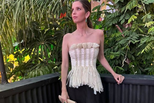 Margarita Vargas más guapa que nunca con un vestido artesanal con top de rafia, en el concierto de Luis Miguel