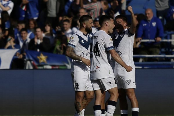 Vélez goleó a Defensa y Justicia y se prende en lo más alto