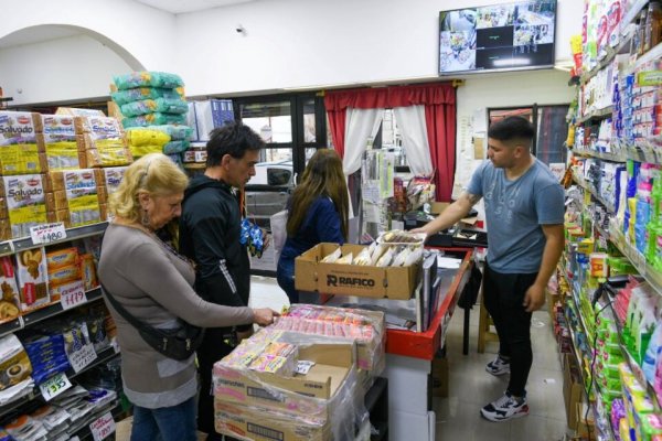 Ventas en comercios minoristas también cayeron en julio y acumulan una baja del 17% en el año