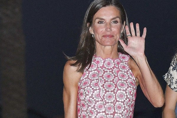 El vestido de flores de Letizia y los guiños a Mallorca en una cena en familia fuera de agenda