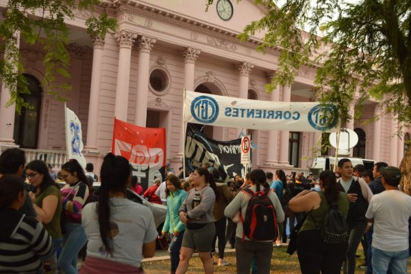 Importante marcha sindical ante el Gobierno de la provincia por más trabajo