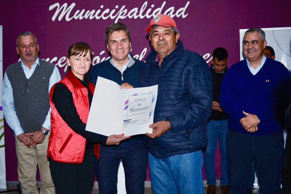 Zdero entregó 30 títulos de propiedad y anunció obras de pavimento y viviendas en Concepción del Bermejo