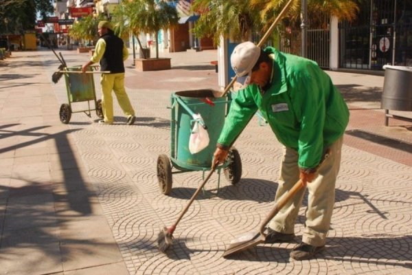 Jubilados municipales reclaman cobrar el monto del Salario Mínimo Vital y Móvil