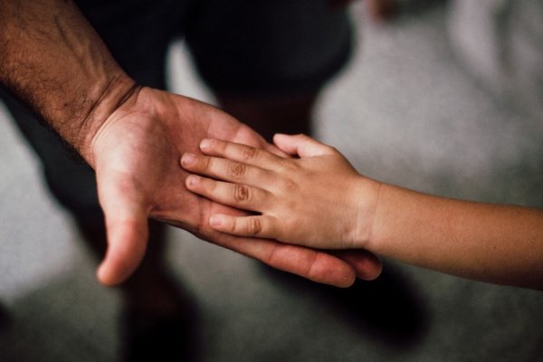 El Estado deberá pagar la cuota alimentaria de un niño porque su papá y abuelos no pueden hacerlo