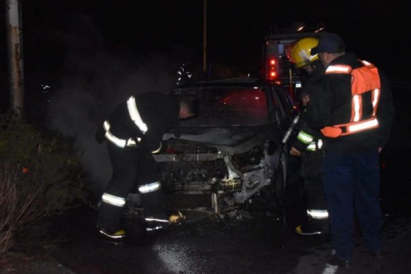 Un auto se prendió fuego en una ruta y generó un incendio de pastizales