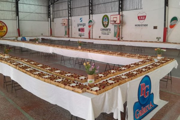 Panadero elaboró una torta milhojas gigante para ayudar a tres instituciones benéficas