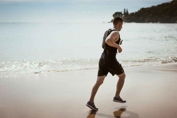 5 ejercicios que puedes hacer en la playa para mantener tu rutina de entrenamiento