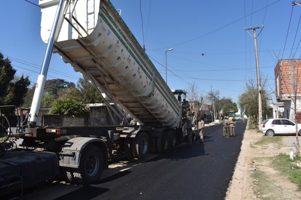 Se erradican todas las calles de tierra del barrio Santa Teresita: 72 cuadras son asfaltadas