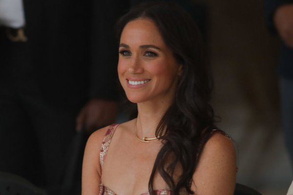 La camisa de Mango (de 10 euros) que Meghan Markle combina con su falda midi más espectacular