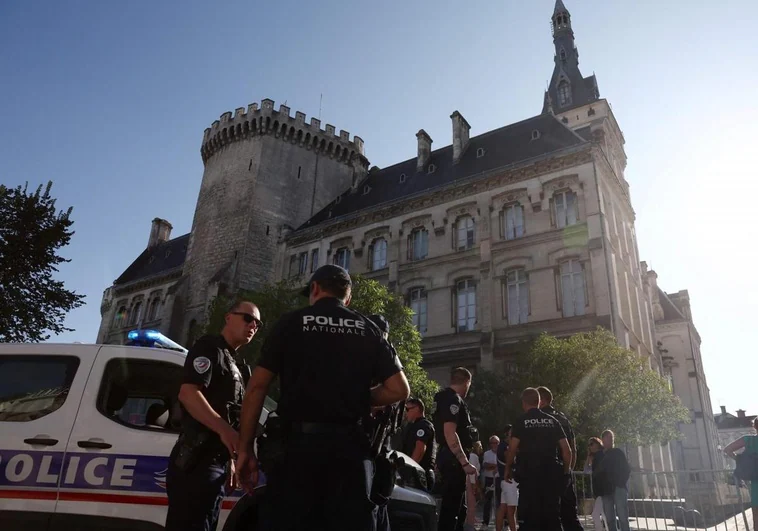 La Policía reduce a tiros a un hombre tras prender fuego a un ayuntamiento en Francia