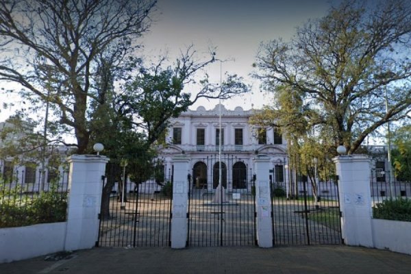 Corrientes: un hombre filmaba a niños frente a la Escuela Centenario