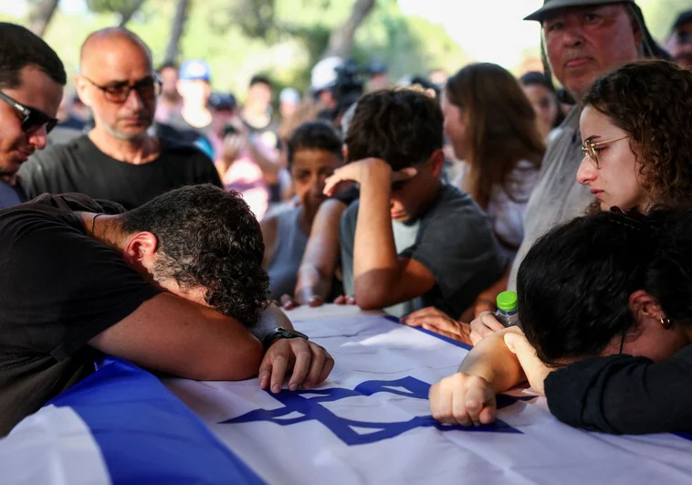 El Ejército israelí afirma que los cuerpos recuperados de los 6 rehenes tenían heridas de bala