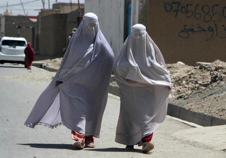 Los talibanes prohíben el sonido de la voz de la mujer en público en Afganistán