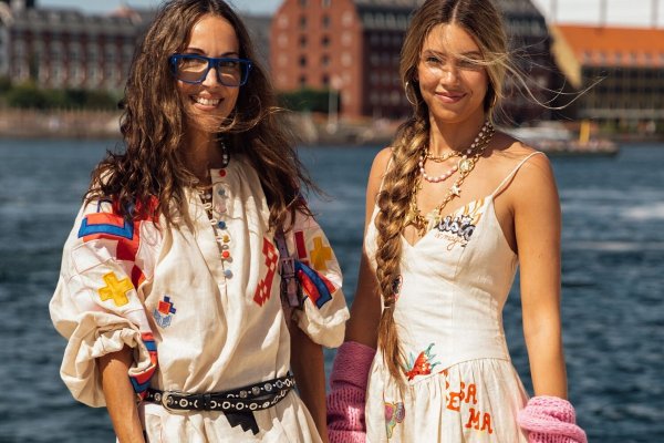 La firma española con los vestidos boho más bonitos tiene 3 looks de invitada imbatibles para las bodas del otoño